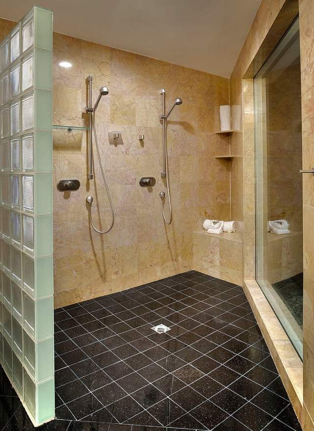 Sprchová kabína-podlaha-čierna-keramická-dlažba-steny-kameň-vzhľad