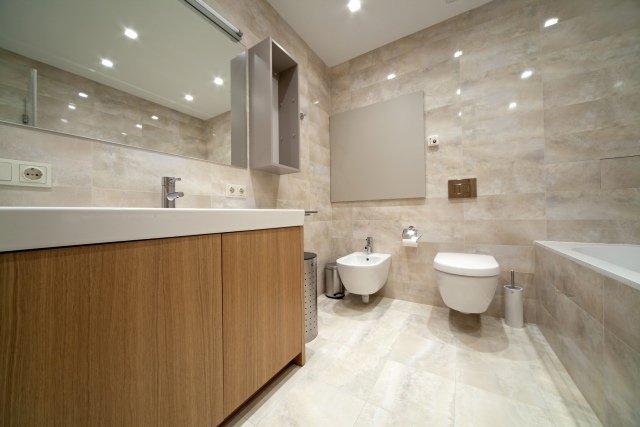 Kúpeľňa-stena-podlaha-keramická dlažba-hladká-glazúra-povrchu-drevený nábytok