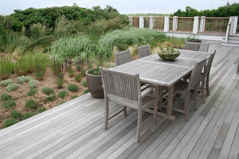 Záhradné nápady-terasa-okrasná tráva-drevo-Laerche