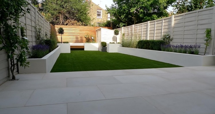 záhradný dizajn-bielo omietnuté-murované vyvýšené postele-ploty na ochranu súkromia