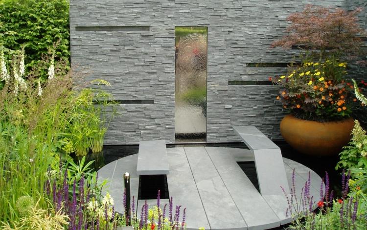 záhradné nápady-dizajn-fontána-bridlica-kamenný múr-moderné
