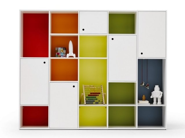 policový systém-biele-skrinky-farebné-maľované-zadné steny-LUCE-Battistella