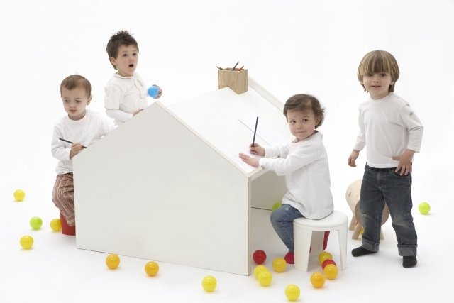 dizajnér-hra-stôl-biela-drevo-STOLNÍK-Alberto-Marcos