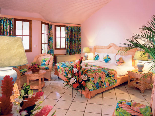 chyby v zariaďovaní ružová farba steny ratanový nábytok tropický vzor