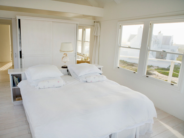 Výhľad z okna do spálne je vybavený posuvnými šatníkovými dverami