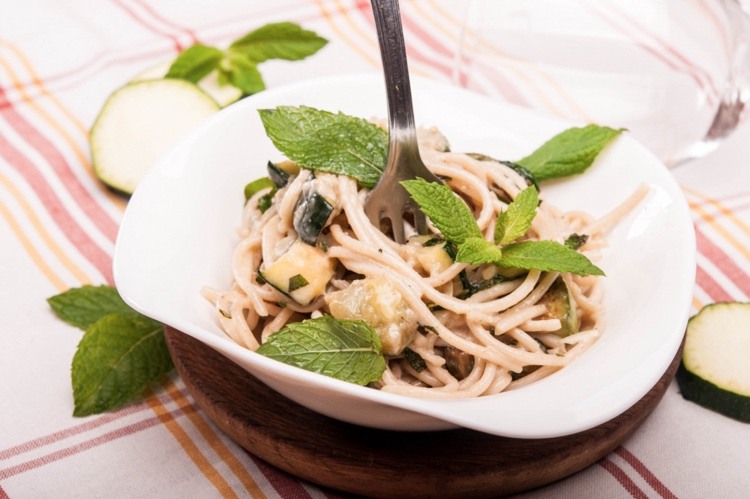 ľahké letné jedlá špagety s cuketou vyrobené rýchlo