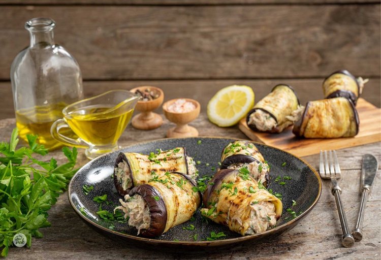 ľahké, rafinované letné jedlá, baklažánové rolky podávané studené