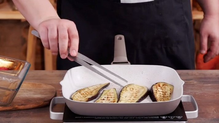 Na grilovacej panvici opečte baklažány