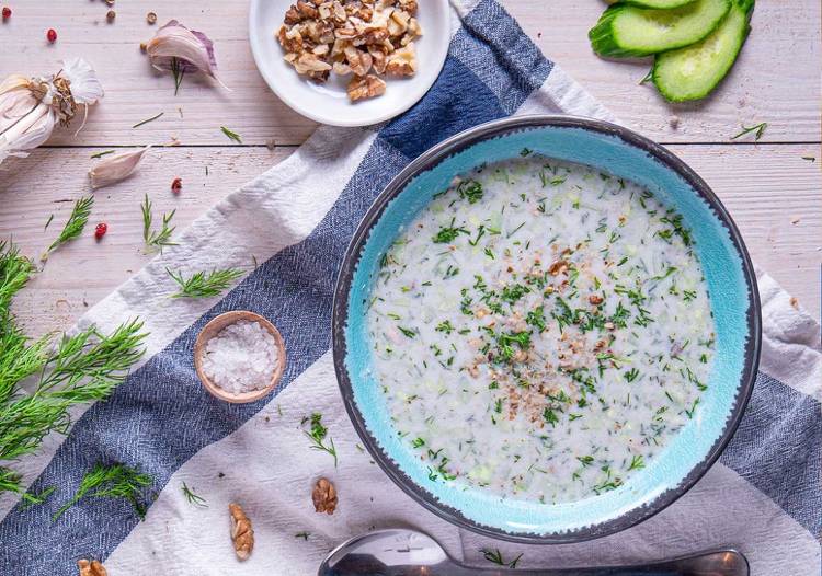 jednoduché studené letné jedlá v teple jogurtovej polievky