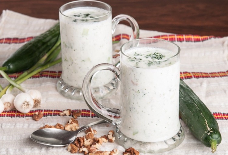 studená polievka s jogurtom, uhorkou, vlašskými orechmi a kôprom