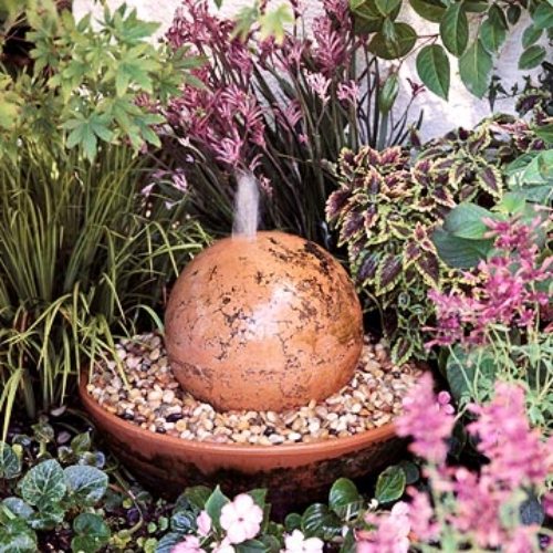 fontánová záhrada ukončená guľovitým tvarom