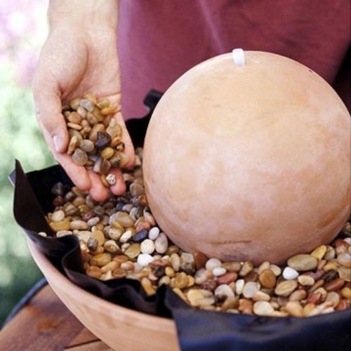 Pridajte štrk do fontánovej záhrady v sférickom tvare