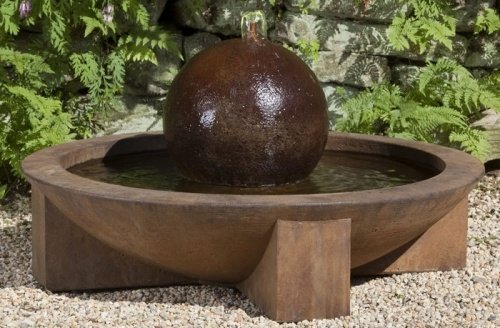 Fontána v záhrade s guľatým dnom guľovitého tvaru