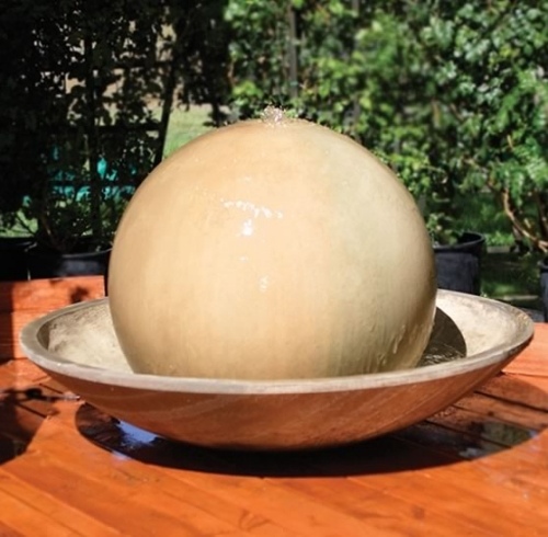 fontána v záhrade s guľovitým tvarom jednoduchého dizajnu