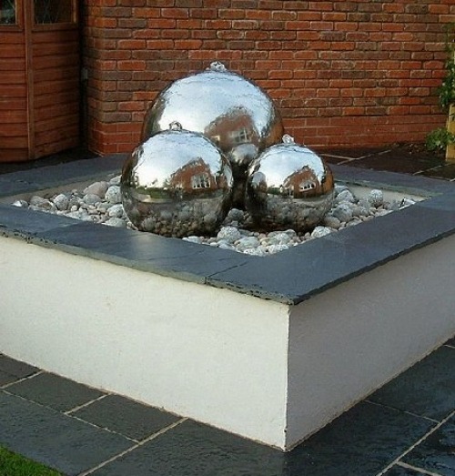 fontánová záhrada so sférickou kovovou optikou
