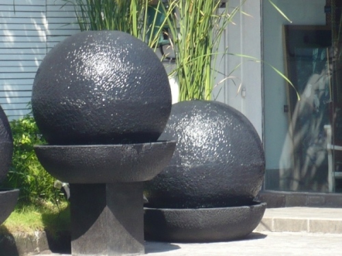 Fontána v záhrade s guľovou guľou čiernej gule