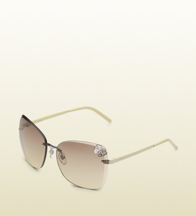 Motýľ pôsobí romanticky gucci-slnečné okuliare-biely-kovový rám