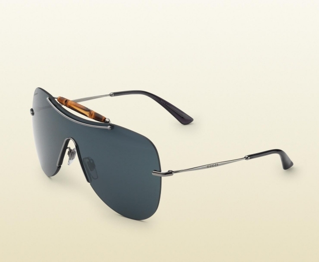 Letec s tmavými šošovkami, previazaný gucci-nápady-leto-2014-slnečné okuliare-okuliare