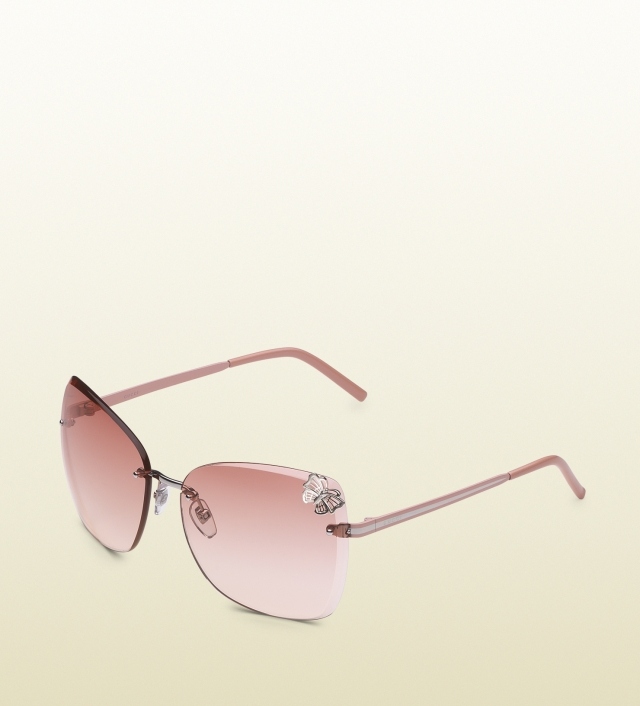 Motýľová dekorácia a ružový rám gucci-dámske okuliare-bez-rámu-v podpazuší