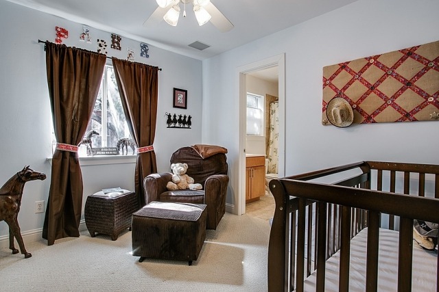 nápady dizajn detskej izby chlapec tmavohnedý nábytok svetlo modrá farba na stenu