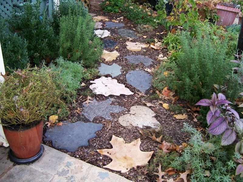 Návrh záhradnej cesty s betónovými doskami vo forme jesenného lístia Dizajn záhradnej cesty-Betobn-Herbstblaetter-pour