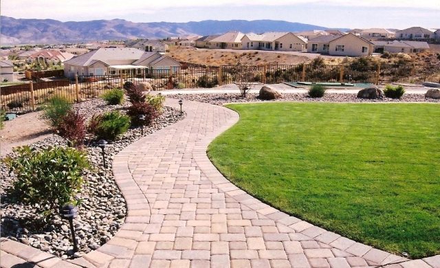 chodník vydláždiť vlnový tvar tehlových stĺpových svetiel chodník vydláždiť priebeh vlny tehlový štrk patník svetlá