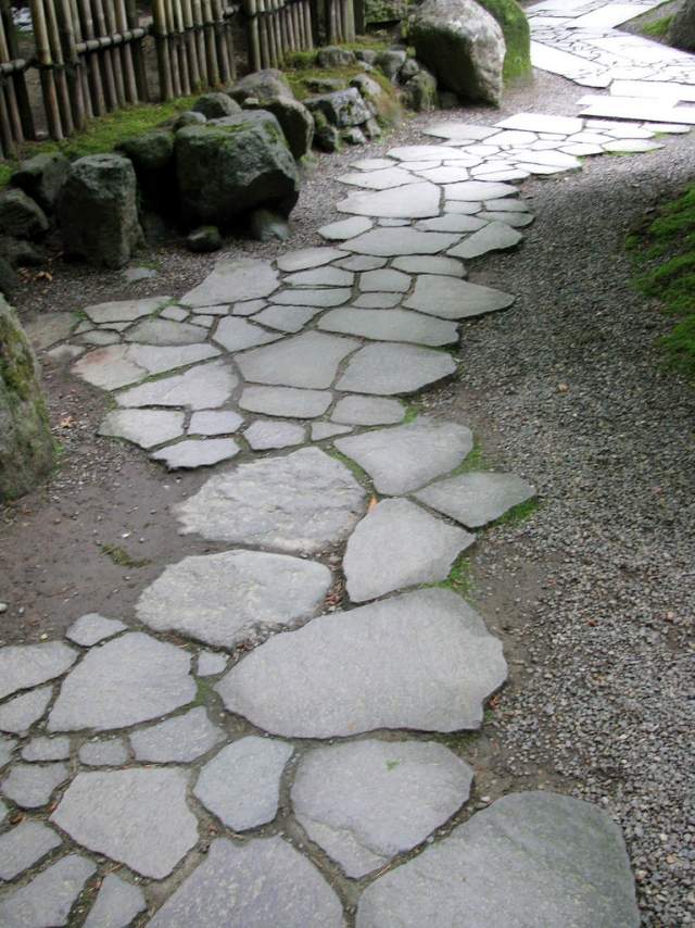 záhradný dizajn chodník nášľapné kamene asymetrický drevený plot chodník záhrada nášľapné kamene asymetrický drevený plot