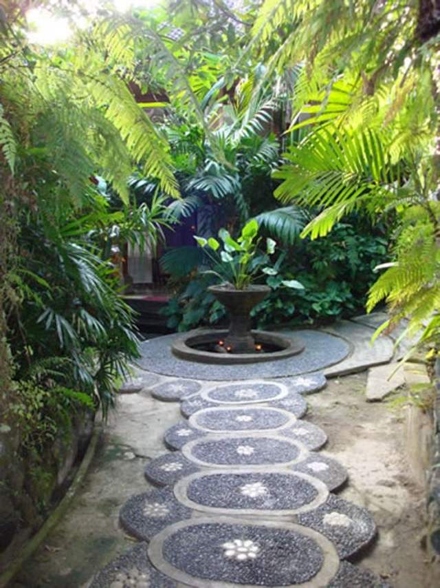 záhradný chodník dizajn kamienková mozaika okrúhle kamene kvety záhradná cesta príklady nápady kamienková mozaika okrúhle kamene kvety