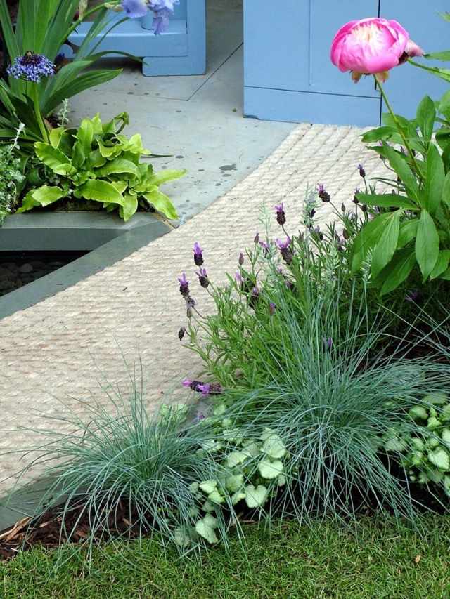záhradná cesta príklad dizajn dlaždice okrasná tráva pivonky záhradná cesta dizajn dlaždice okrasné trávy pivonky