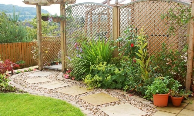 dlažba štrkové kamenné dosky štvorcové hnedé nuansy záhradný chodník kamienkový dlažobný kameň štvorcové odtiene hnedej