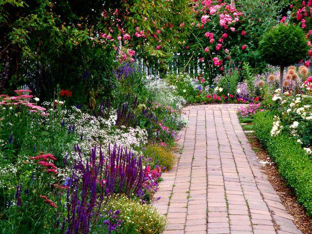 nápad na dlažbu záhradnej cesty tehlová červená nuansa nápad na dizajn záhradnej cesty tehlová červená nuansa