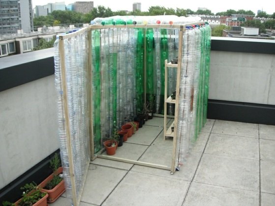 Balkón nápad plastové fľaše staré recyklovateľné Kvetináče balkónová stena na terasu