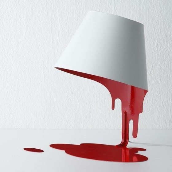 Kreatívny nápad na ručné práce Tekutá farba na stenu prerobí lampu biela-stolna lampa-cervena-farba na stenu