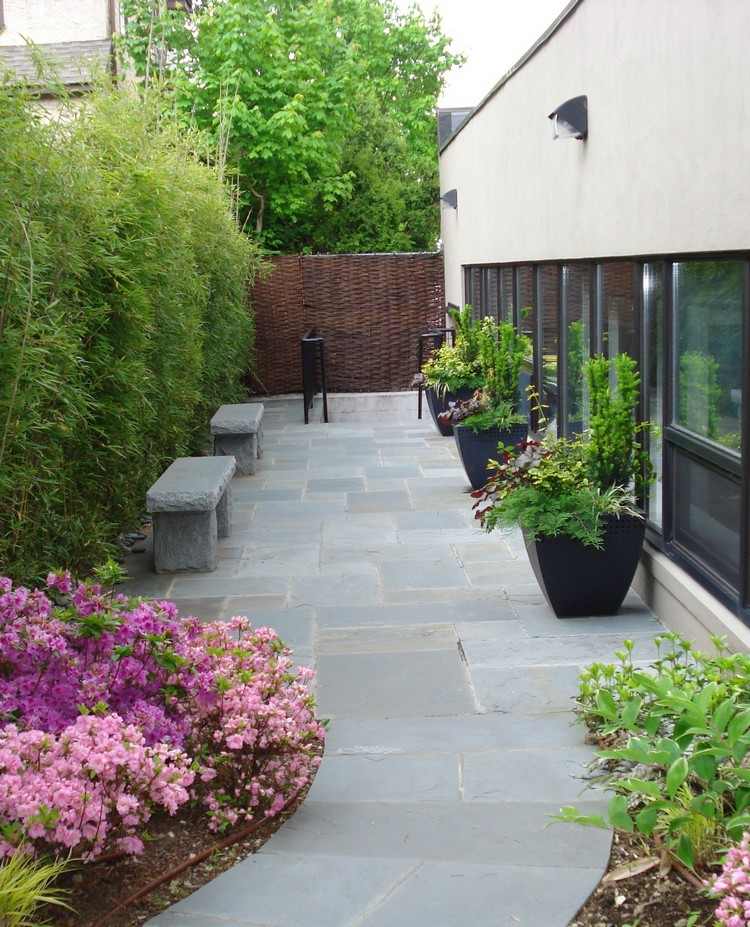 Bambusová záhrada-ochrana súkromia-rastliny-zen-city-kamenná lavička