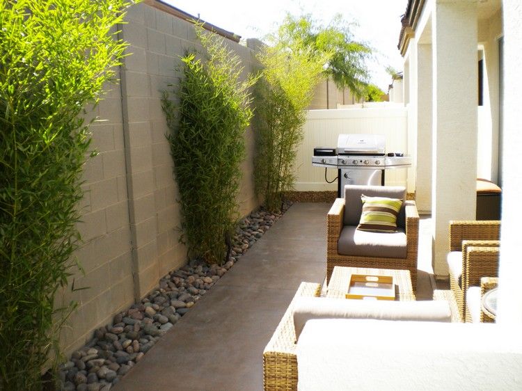 Bambusové záhradné rastliny-štrková vrstva-záhradná stena-ratanový nábytok-gril