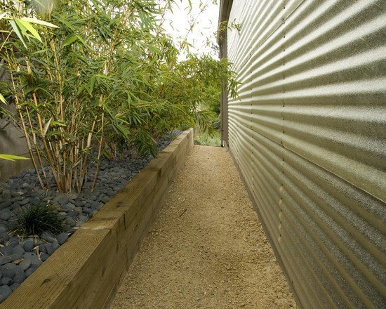 exteriér domu dizajn chodník štrkový bambus vyvýšená posteľ