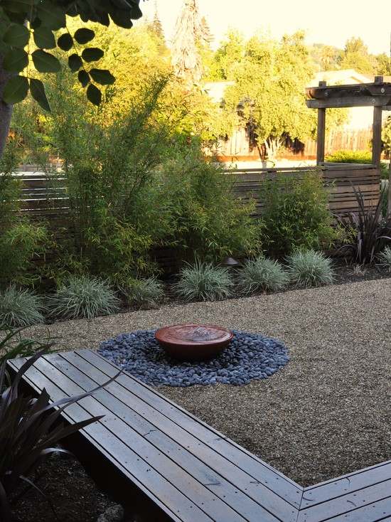 bambus v záhrade nápady zen drevo lavica štrk malá fontána