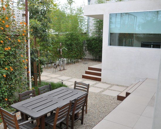 bambusová súkromná obrazovka jedálenská časť vonkajšie popínavé rastliny štrk