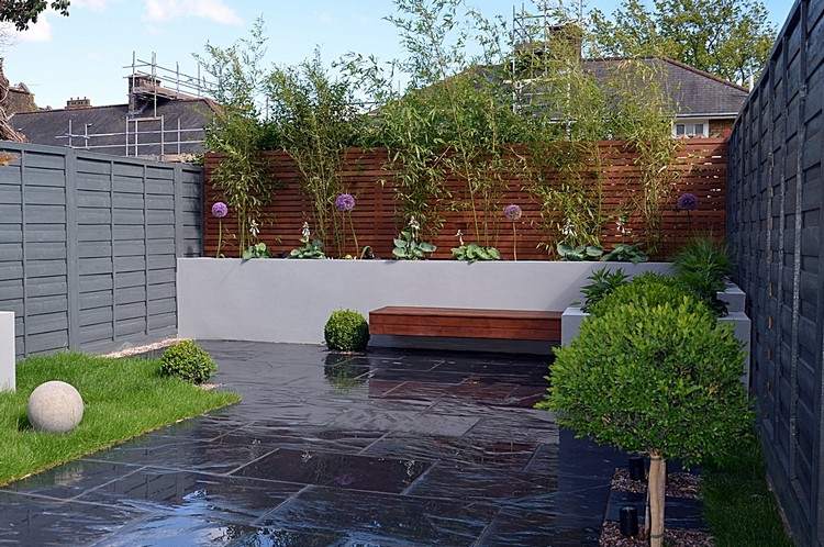 Bambus v záhrade - vyvýšená posteľ - ozdobná cibuľa - funkia - drevený plot na privát