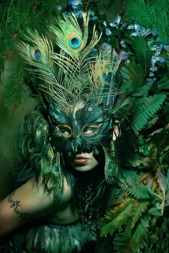 Halloween kostým žena príroda zelené pávie perie maskuje papradie Halloween kostým žena príroda zelená páv perie maska