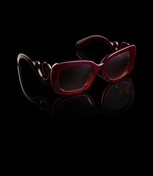 Červené plastové okuliare od Prada-Accessoires pre štýlové ženy prada-Eyewear-Collection-2014-červené-slnečné okuliare-plast