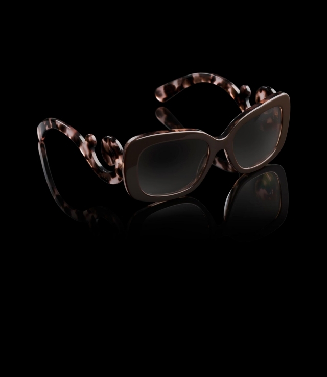 vzorované dámske-slnečné okuliare-zahnuté okuliare prada-zeny-slnecne okuliare-zakrute-stranky