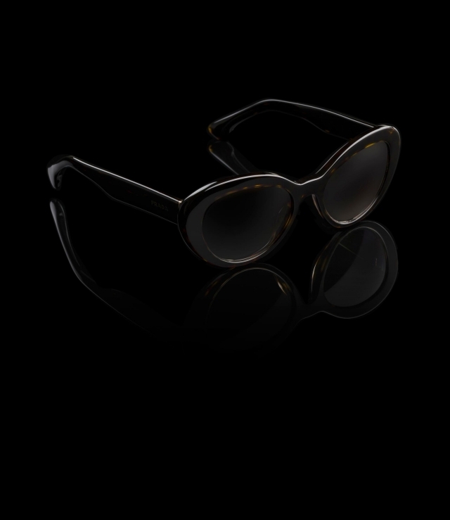 Slnečné okuliare vyrobené z plastového tenkého rámu a okuliarov praga prada-zena-kolekcia-slnecne-okuliare-plastove-stranky