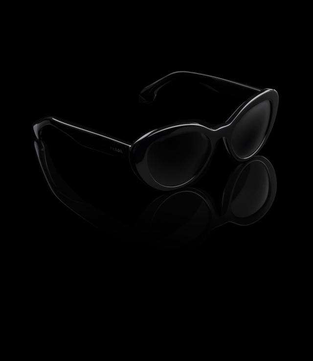 elegantné slnečné okuliare pre ženy-čierny rám okuliare prada-štýlové-príslušenstvo-na-slnečné-dni