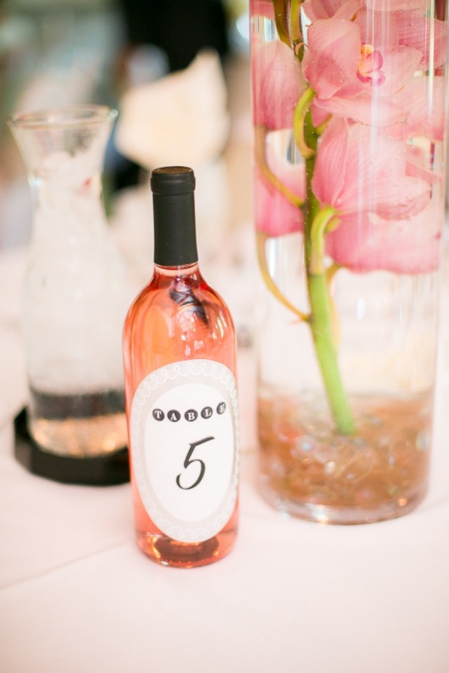 Číslo tabuľky je upevnené na fľaši výzdoba stolu-počet-hostí-svadobné-fľaše