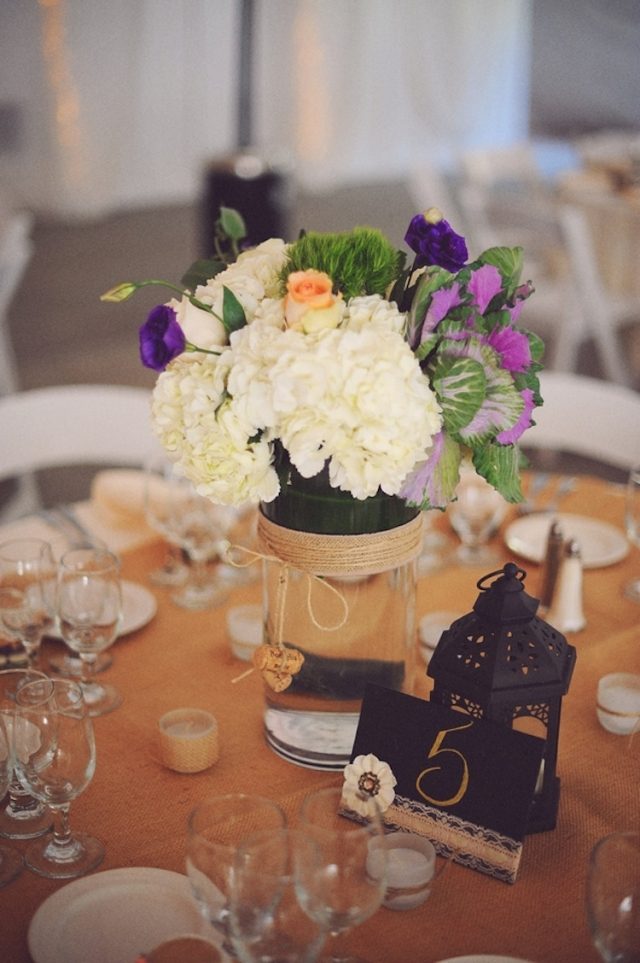 Lucerna a svieža kytica vo fialovej a bielej farbe čipka-tabuľa-svadba-dekorácia-strop-kvety