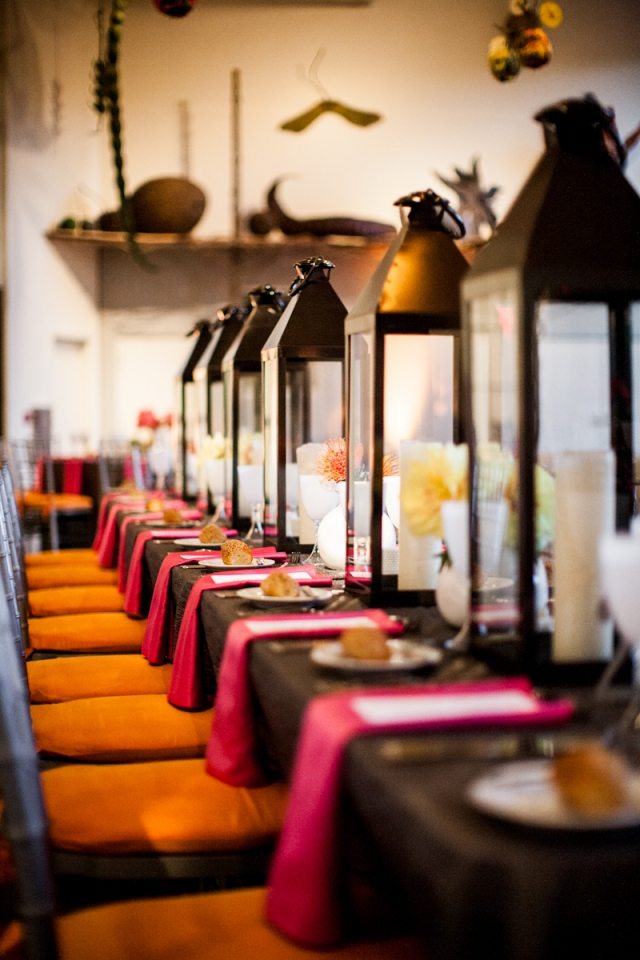 Veľké lampáše zdobia stôl, ružové akcenty originál-svadobná-dekorácia-nápad-oranžovo-ružová