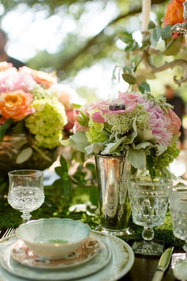 Kryštálové misky sú ukryté medzi kvetmi svadba-kvetinová-inšpirácia-kvetinová-myšlienka-svetlá