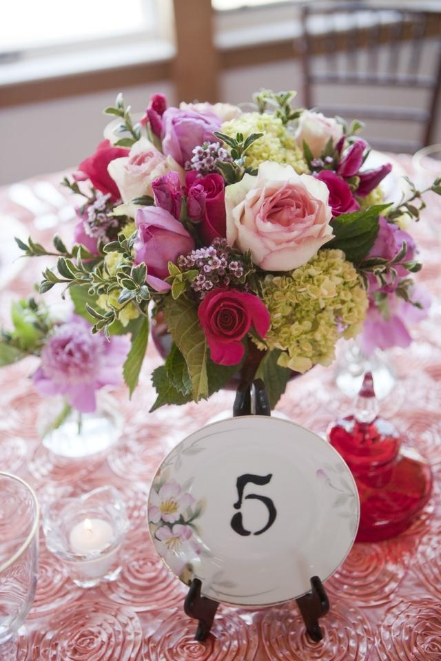 Romantická kytica a nápisy na tanieri svadobná-dekorácia-stôl-tanier-strelec-kytica