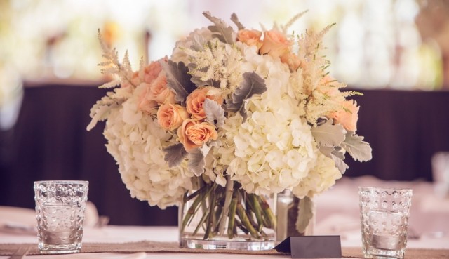 Vázy zo štvorcového skla a krištáľové držiaky na sviečky kvetinový stôl-dekorácia-svadba-návrhár-nápad